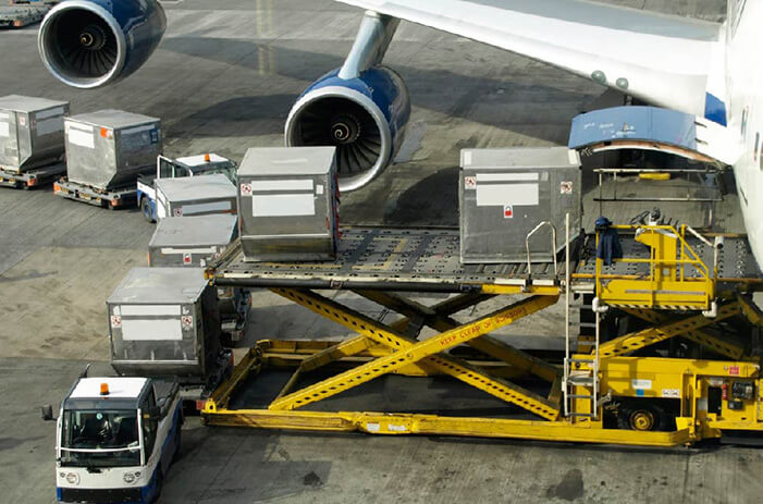 航空機にULDを積み下ろす様子
